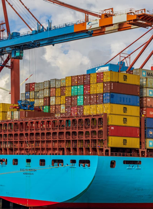 Navio container carregando diversos containers